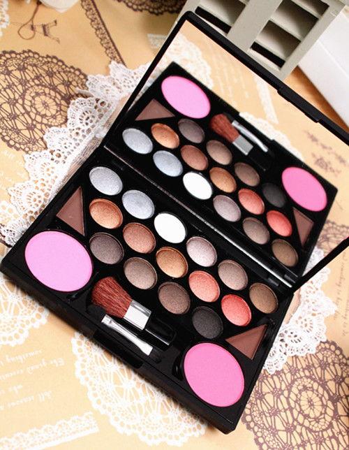 明星烟熏妆眼影盘,打造深邃电眼必备指南